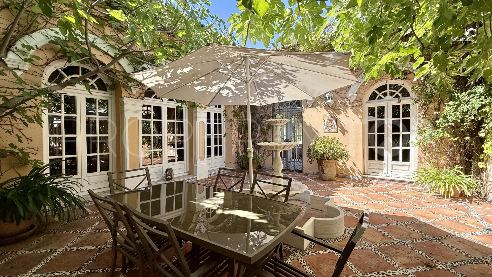 Villa en venta con 6 dormitorios en Benamara