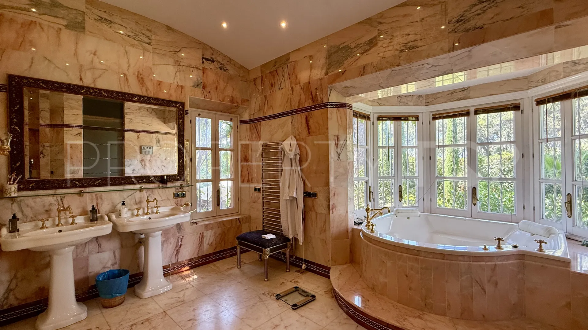Villa en venta con 6 dormitorios en Benamara