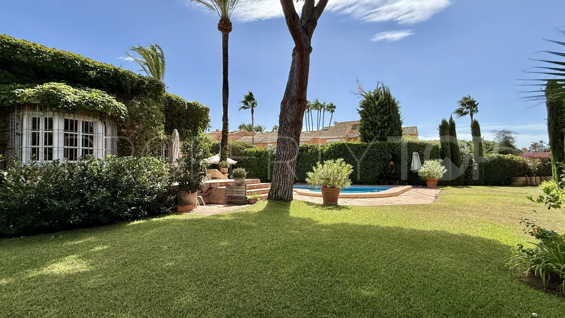 Villa en venta con 6 dormitorios en Benamara