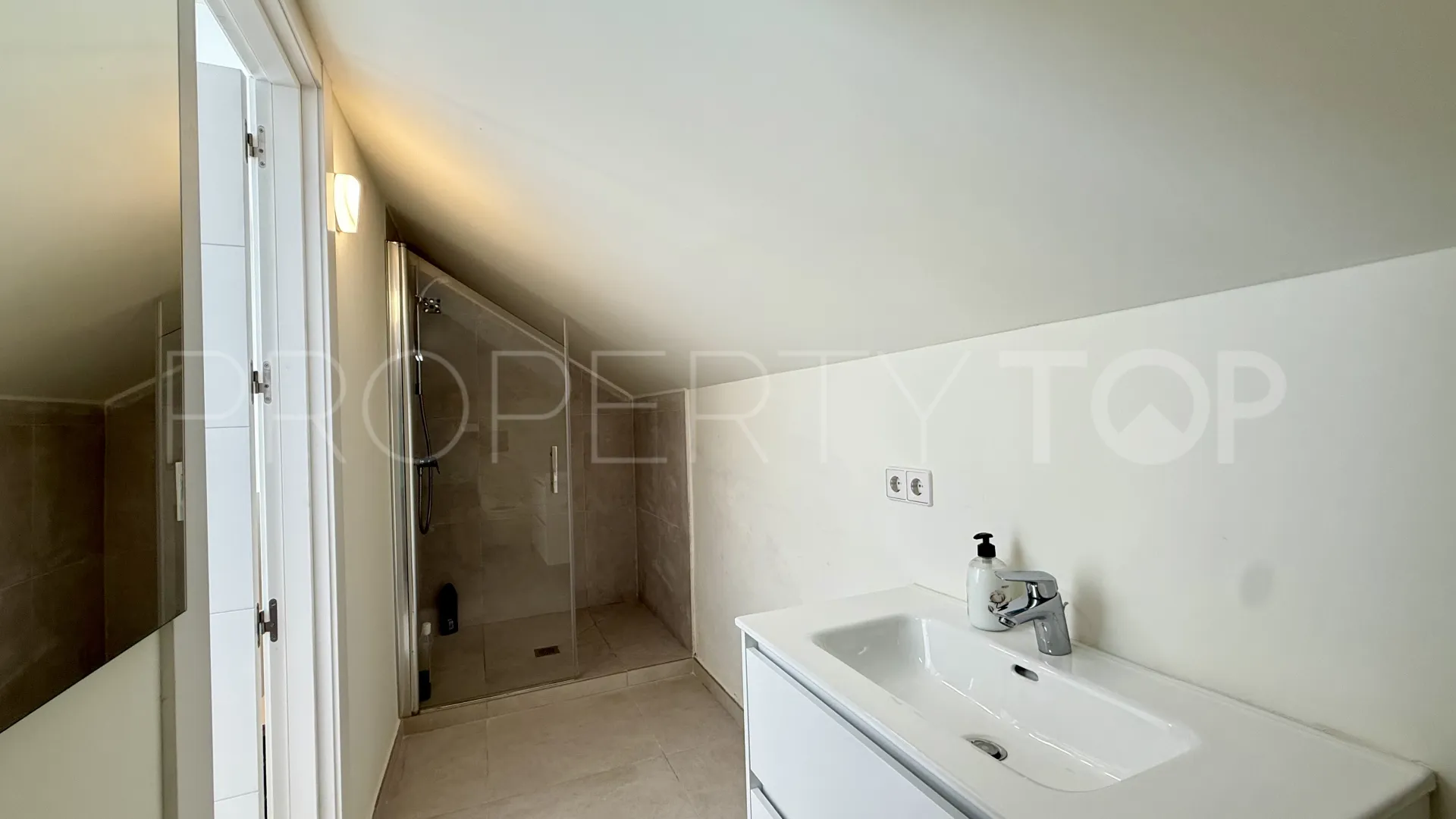 Villa en venta con 6 dormitorios en Benamara