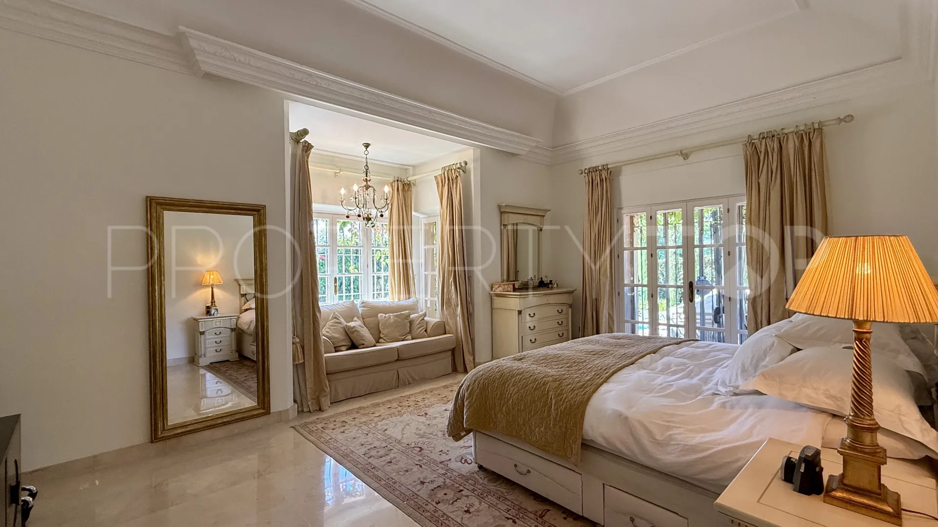 Villa en venta con 6 dormitorios en Benamara