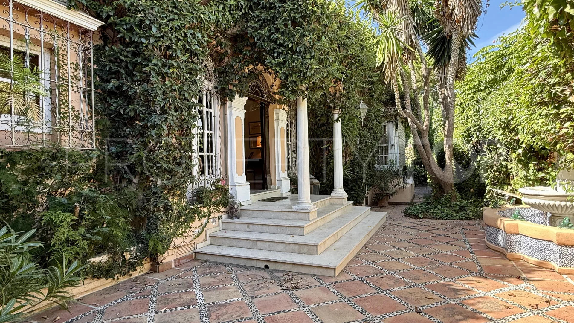 Villa en venta con 6 dormitorios en Benamara