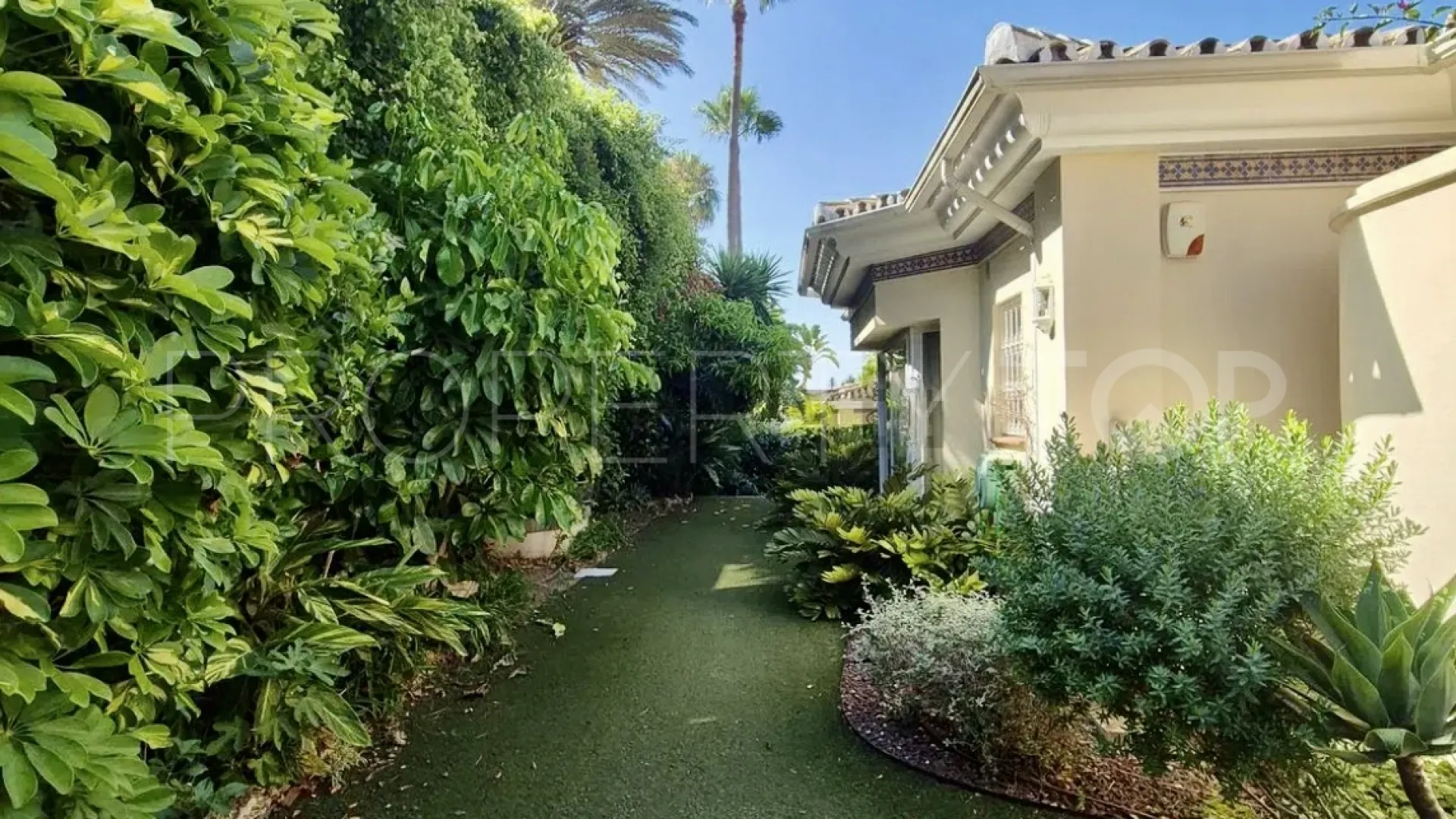 5 bedrooms villa for sale in Paraiso Medio