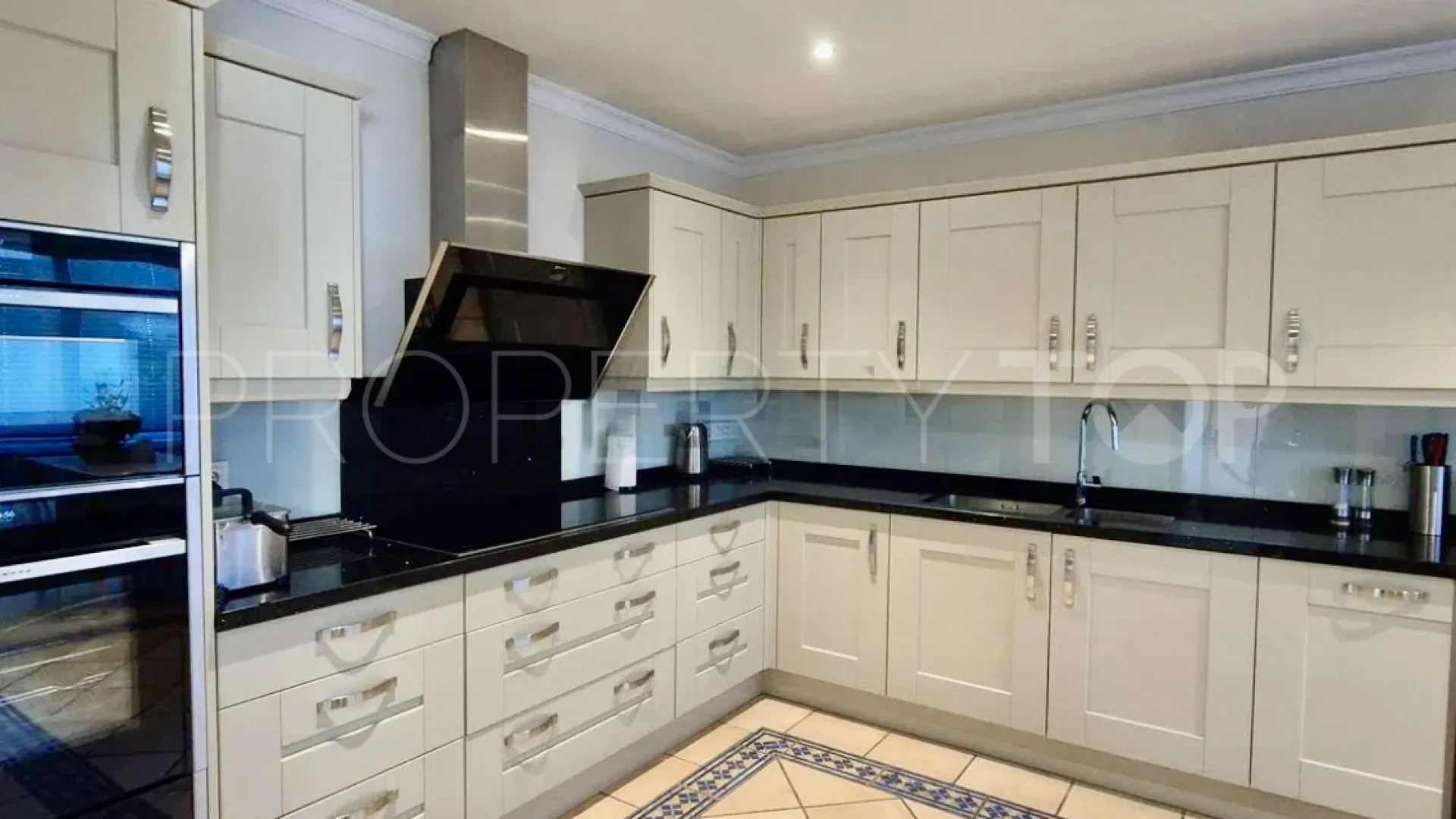 5 bedrooms villa for sale in Paraiso Medio