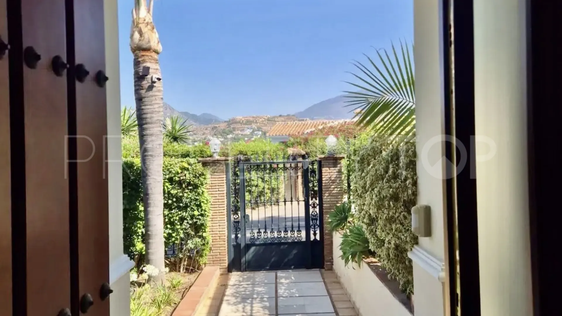 5 bedrooms villa for sale in Paraiso Medio