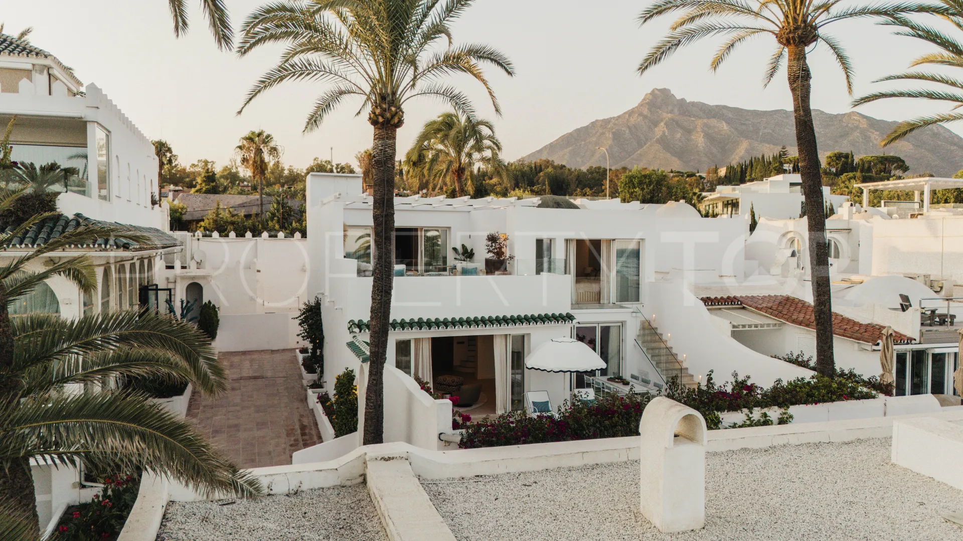 Town house for sale in Oasis de Marbella with 3 bedrooms