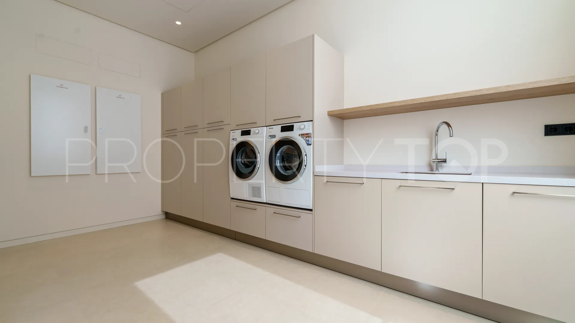 For sale 5 bedrooms villa in Golden Mile