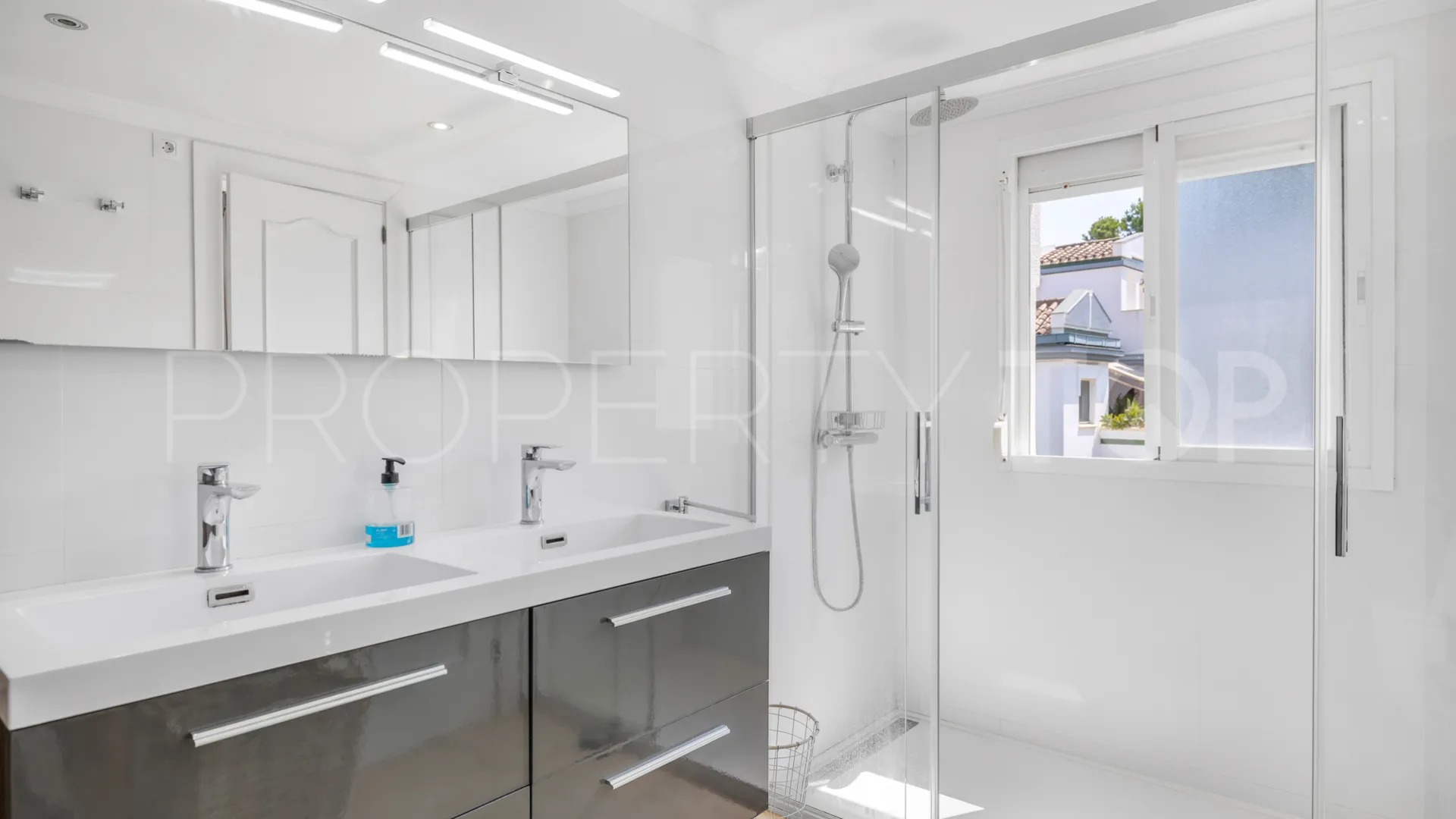 5 bedrooms semi detached house for sale in Estepona