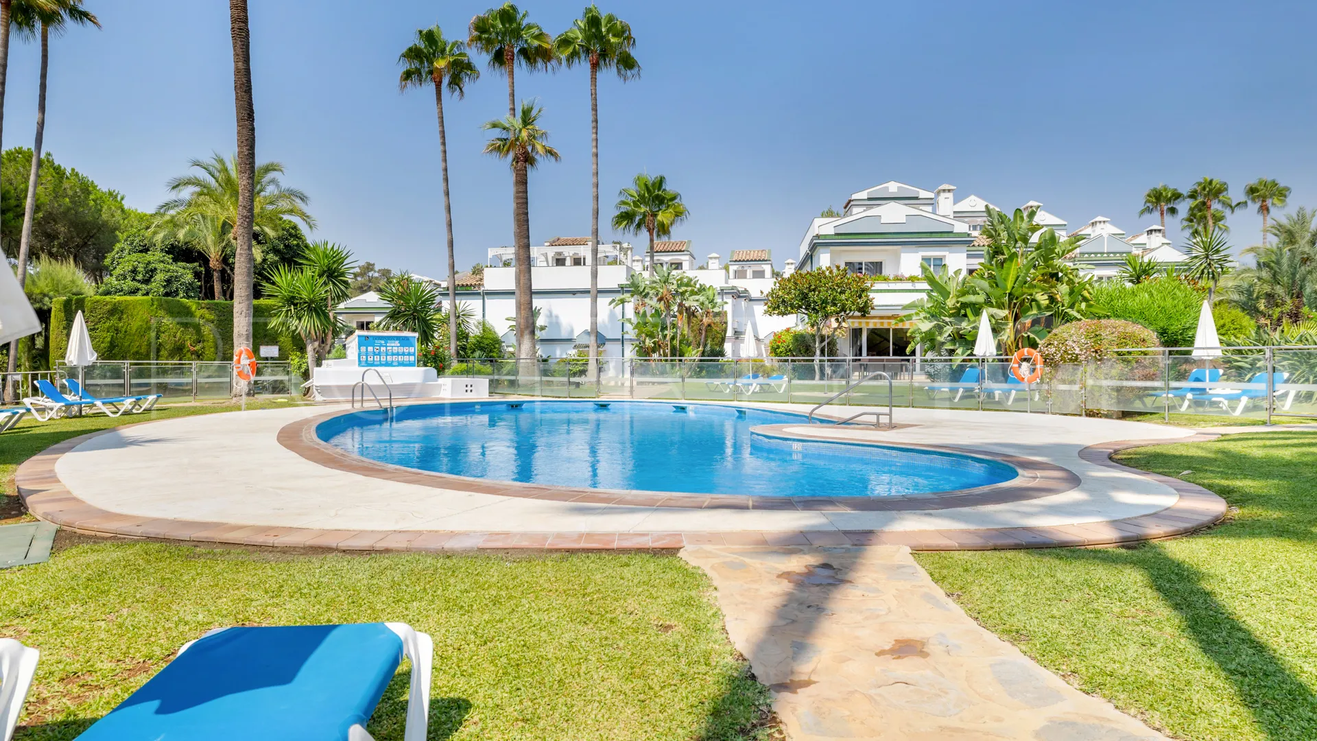 5 bedrooms semi detached house for sale in Estepona