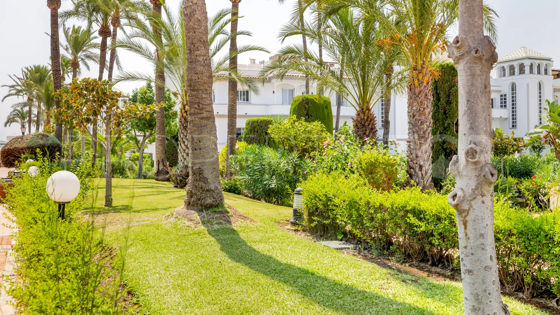 5 bedrooms semi detached house for sale in Estepona