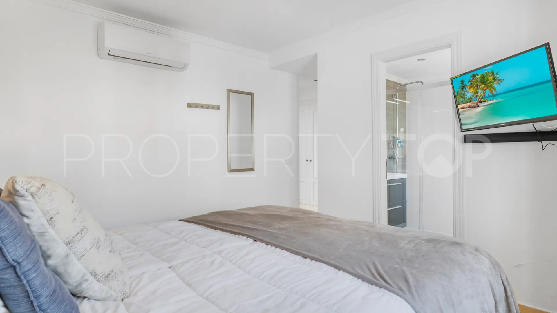 5 bedrooms semi detached house for sale in Estepona