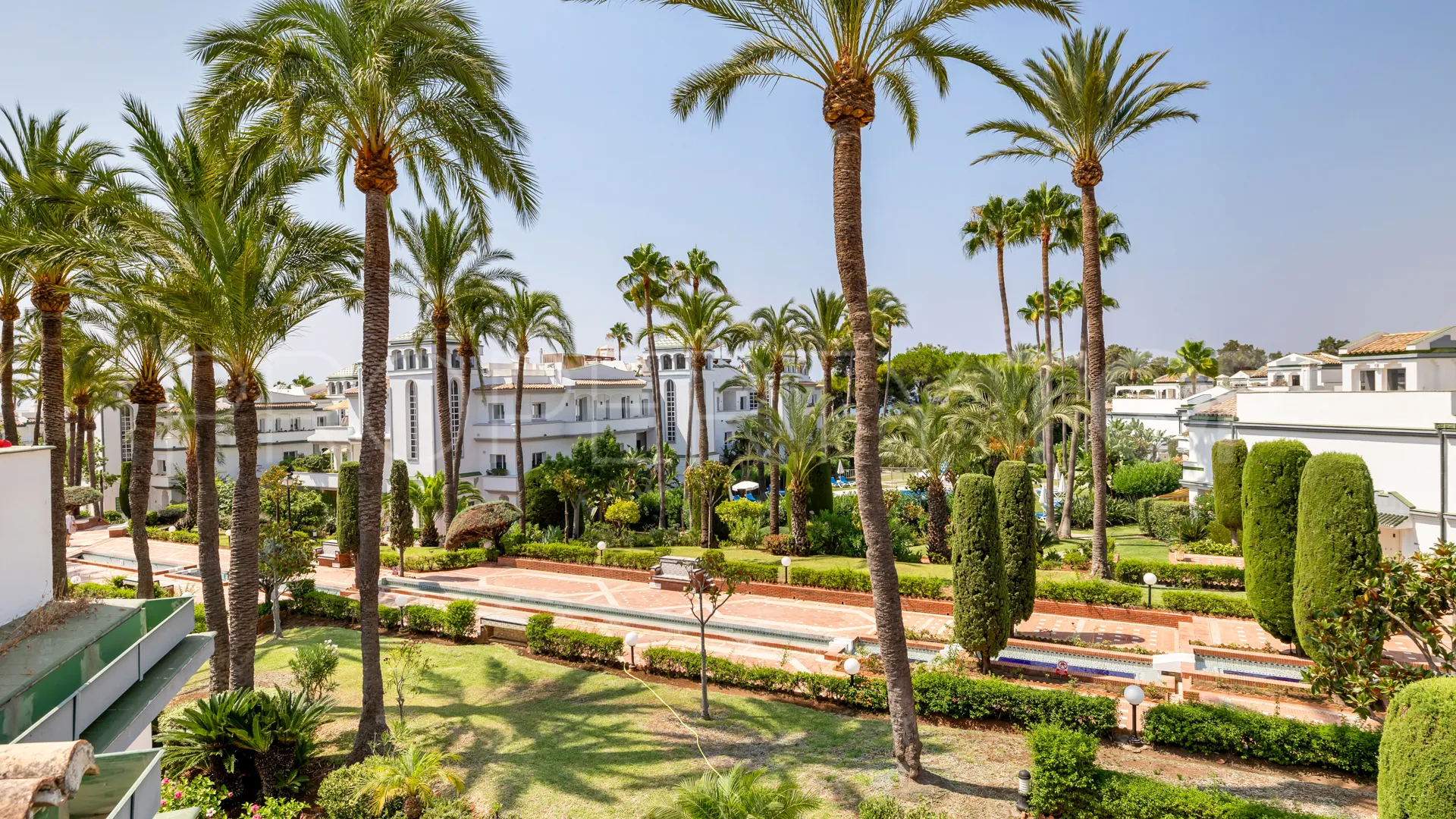 5 bedrooms semi detached house for sale in Estepona