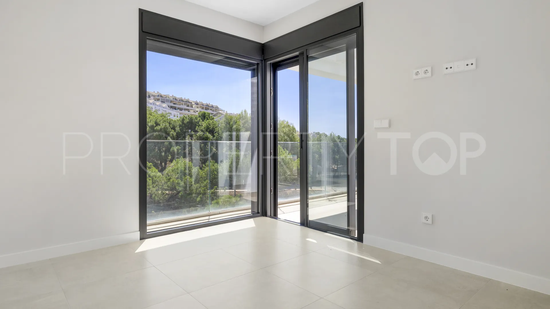 Apartment with 3 bedrooms for sale in Estepona