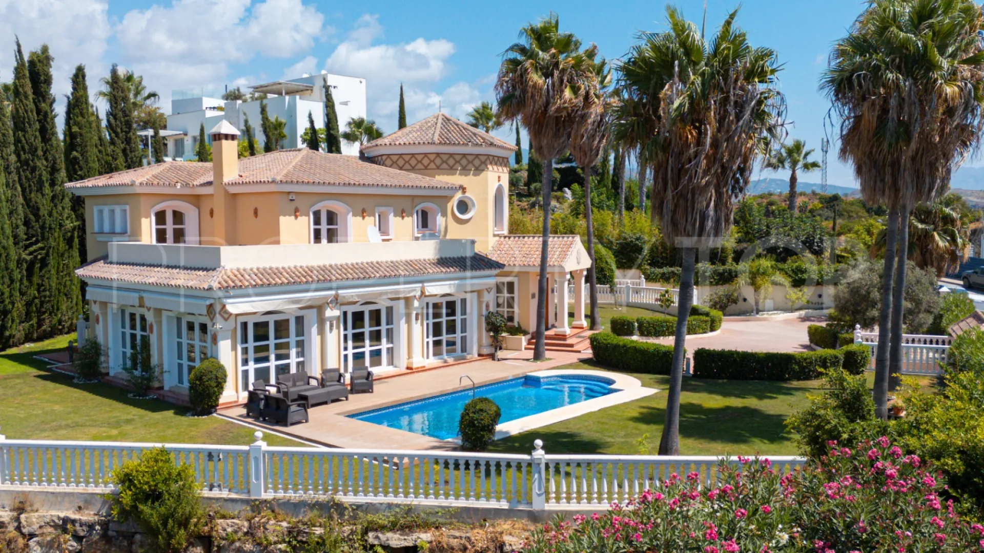 For sale Estepona 5 bedrooms villa