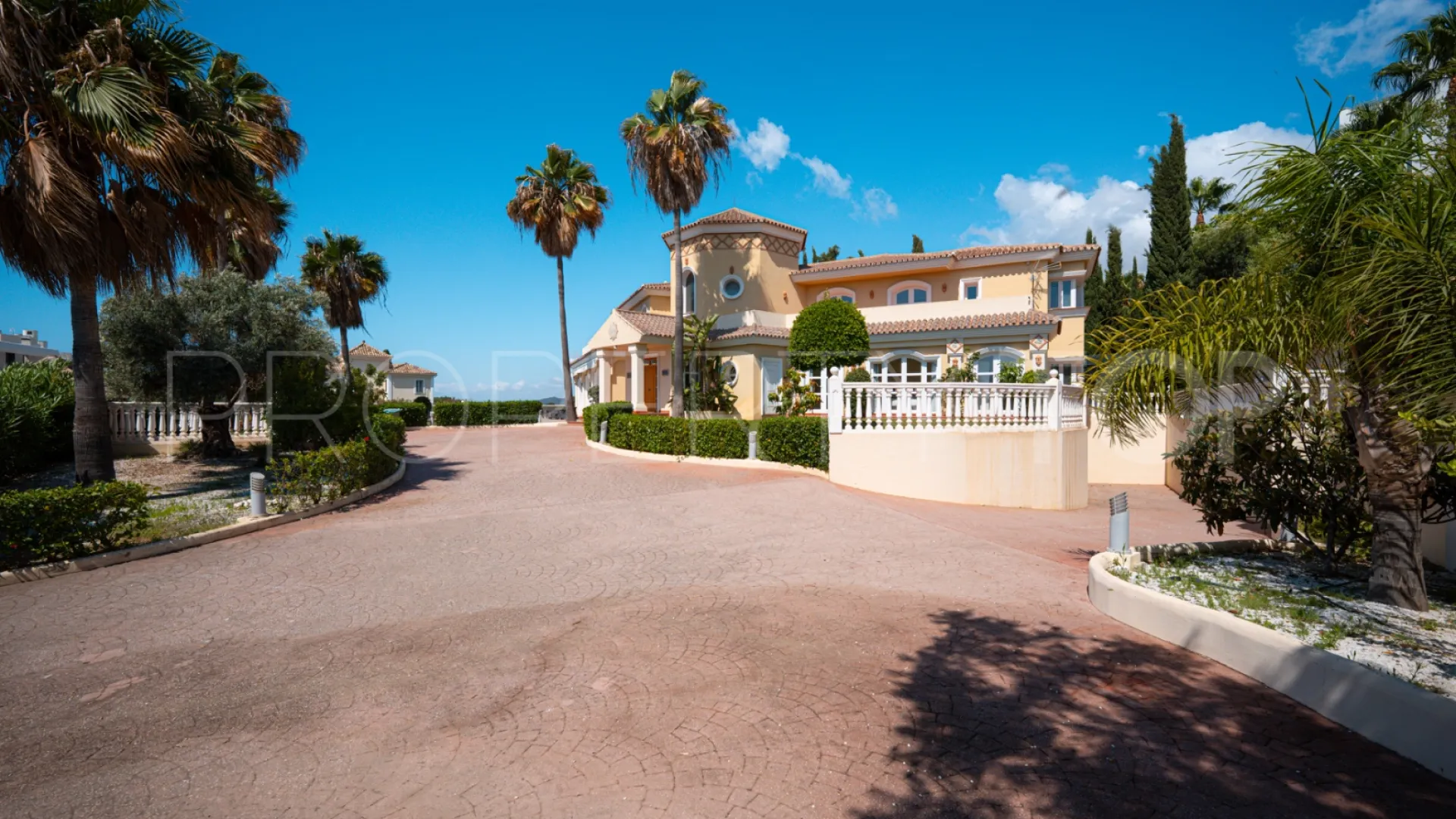 For sale Estepona 5 bedrooms villa