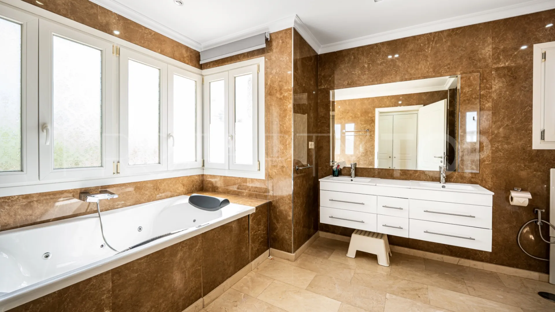For sale Estepona 5 bedrooms villa