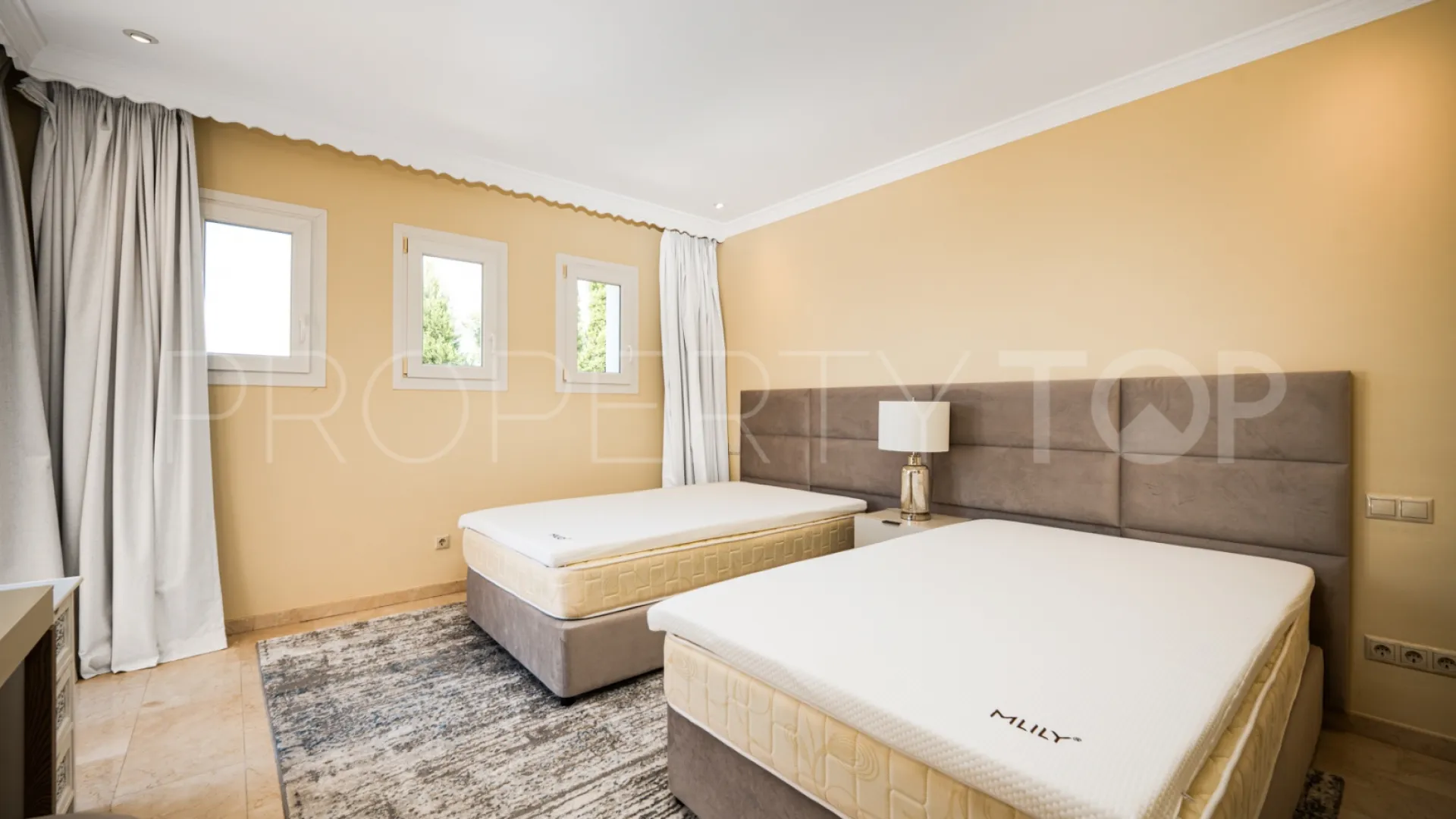 For sale Estepona 5 bedrooms villa