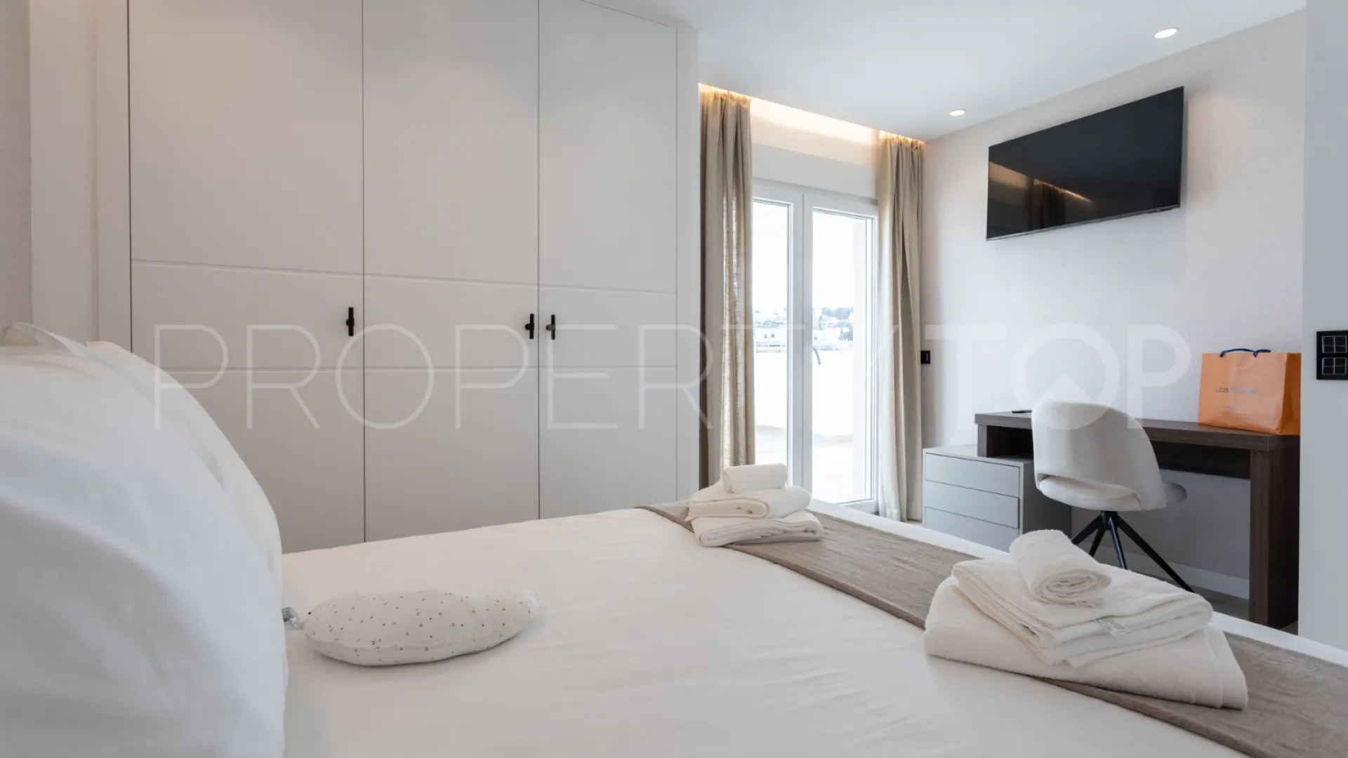Apartment with 4 bedrooms for sale in Nueva Andalucia