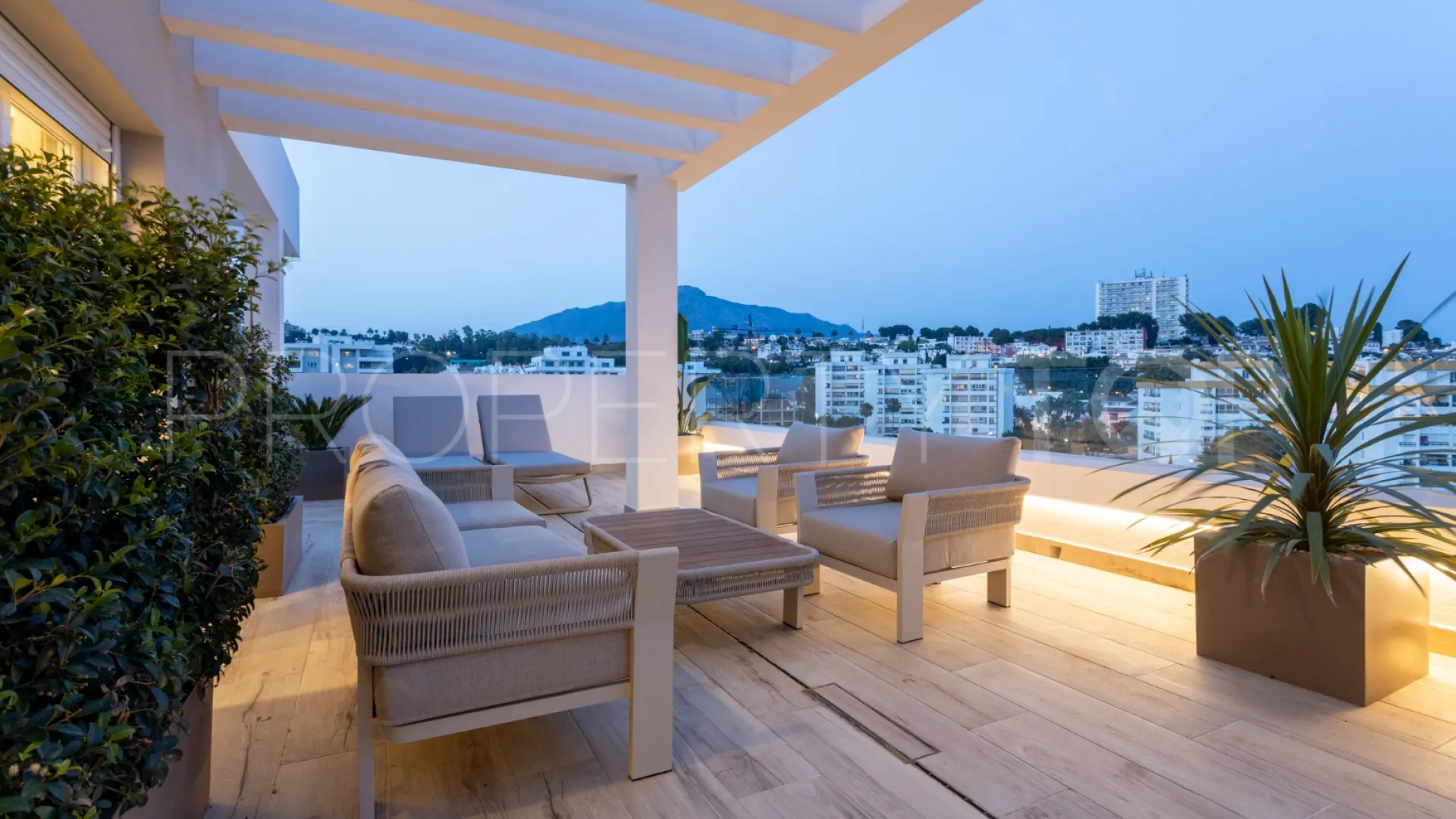 Apartment with 4 bedrooms for sale in Nueva Andalucia