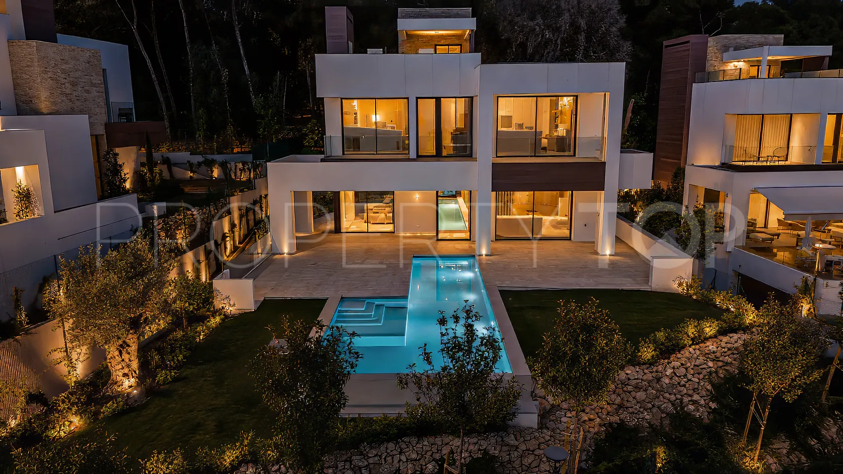 4 bedrooms villa for sale in Marbella Golden Mile