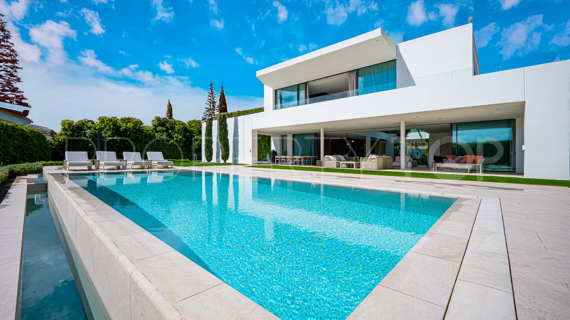 Villa con 5 dormitorios a la venta en Marbella Golden Mile