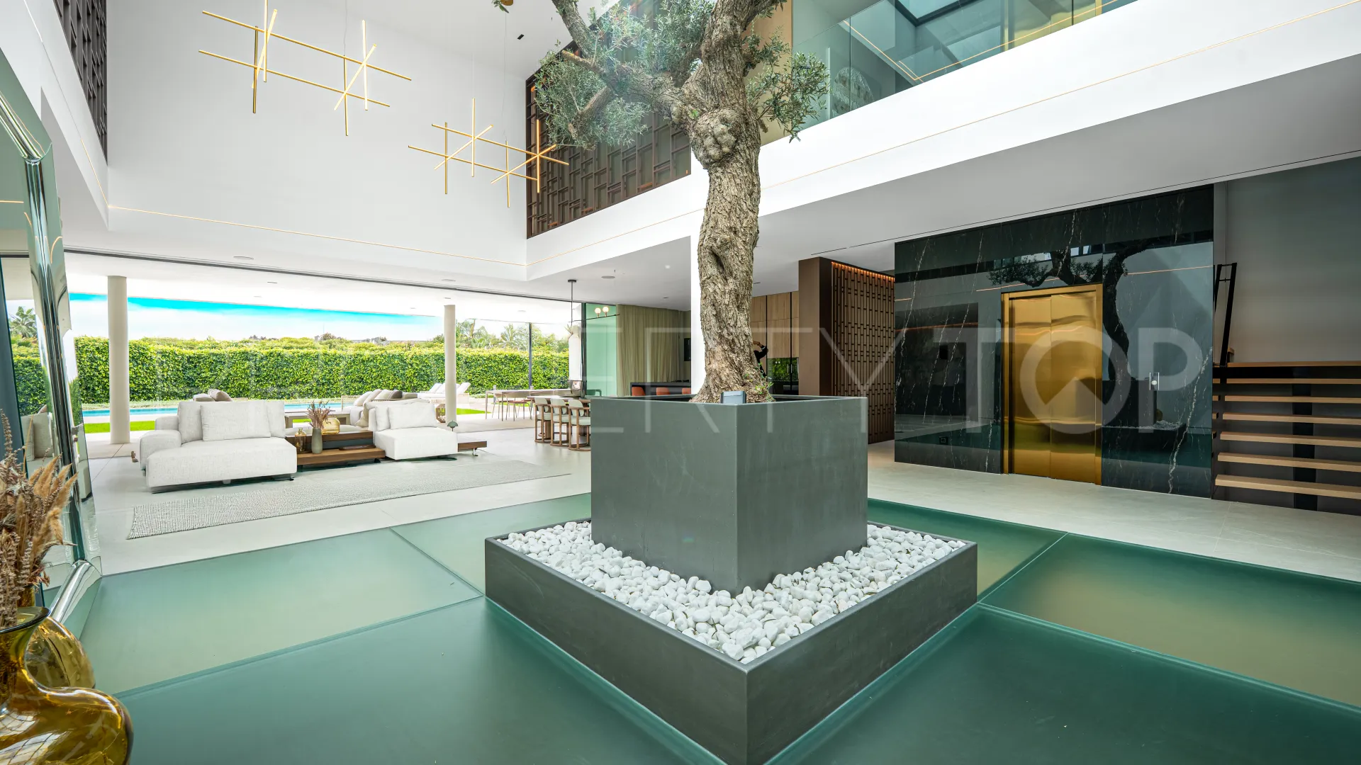 Villa con 5 dormitorios a la venta en Marbella Golden Mile