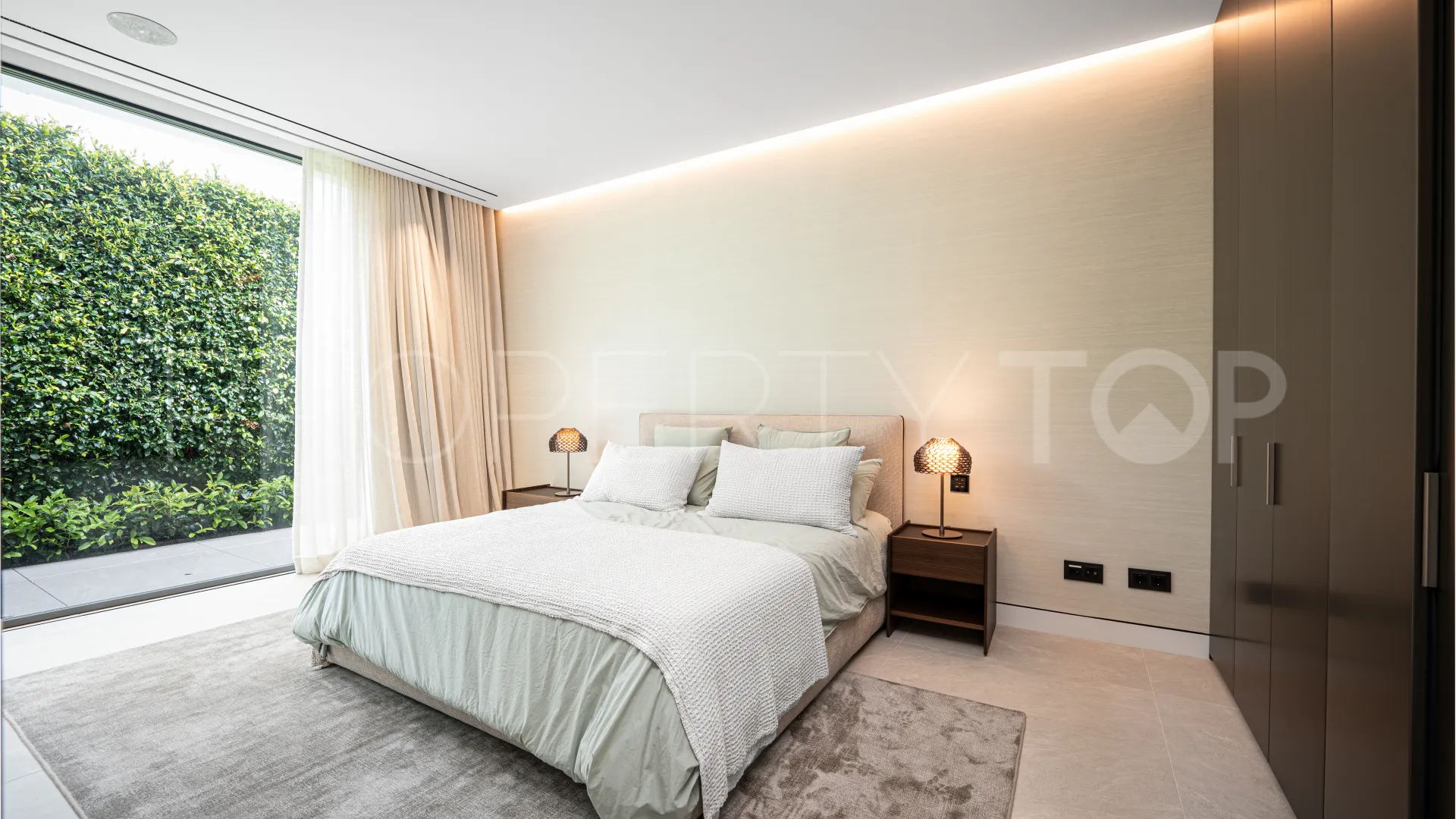Villa con 5 dormitorios a la venta en Marbella Golden Mile