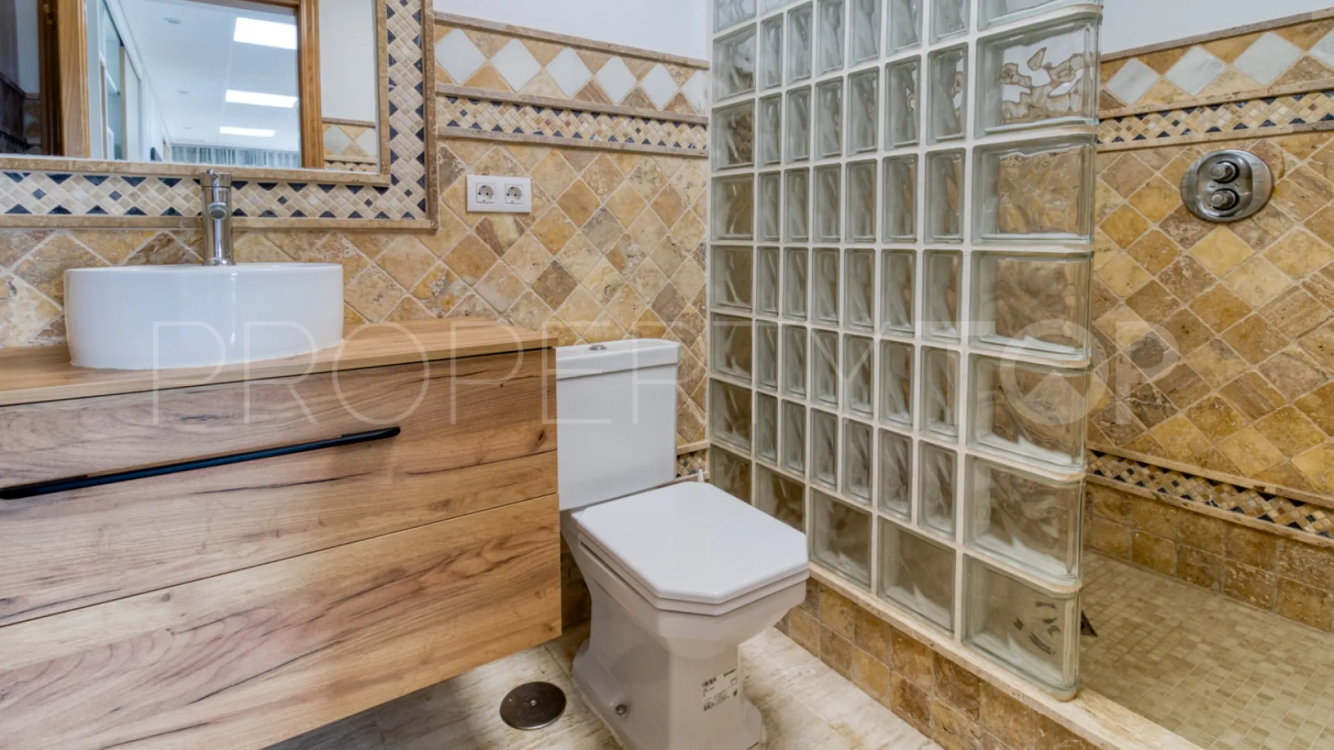 Se vende villa de 7 dormitorios en Mijas