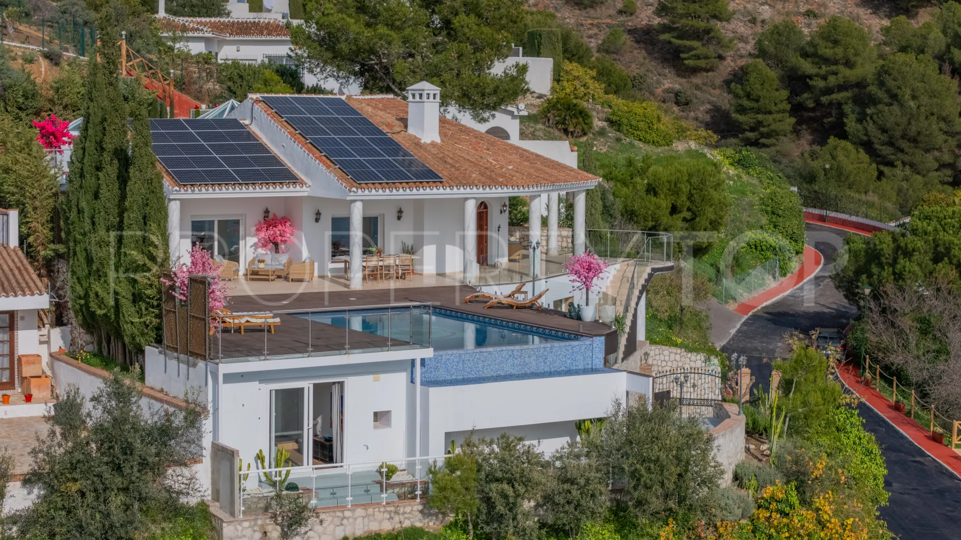 Se vende villa de 7 dormitorios en Mijas