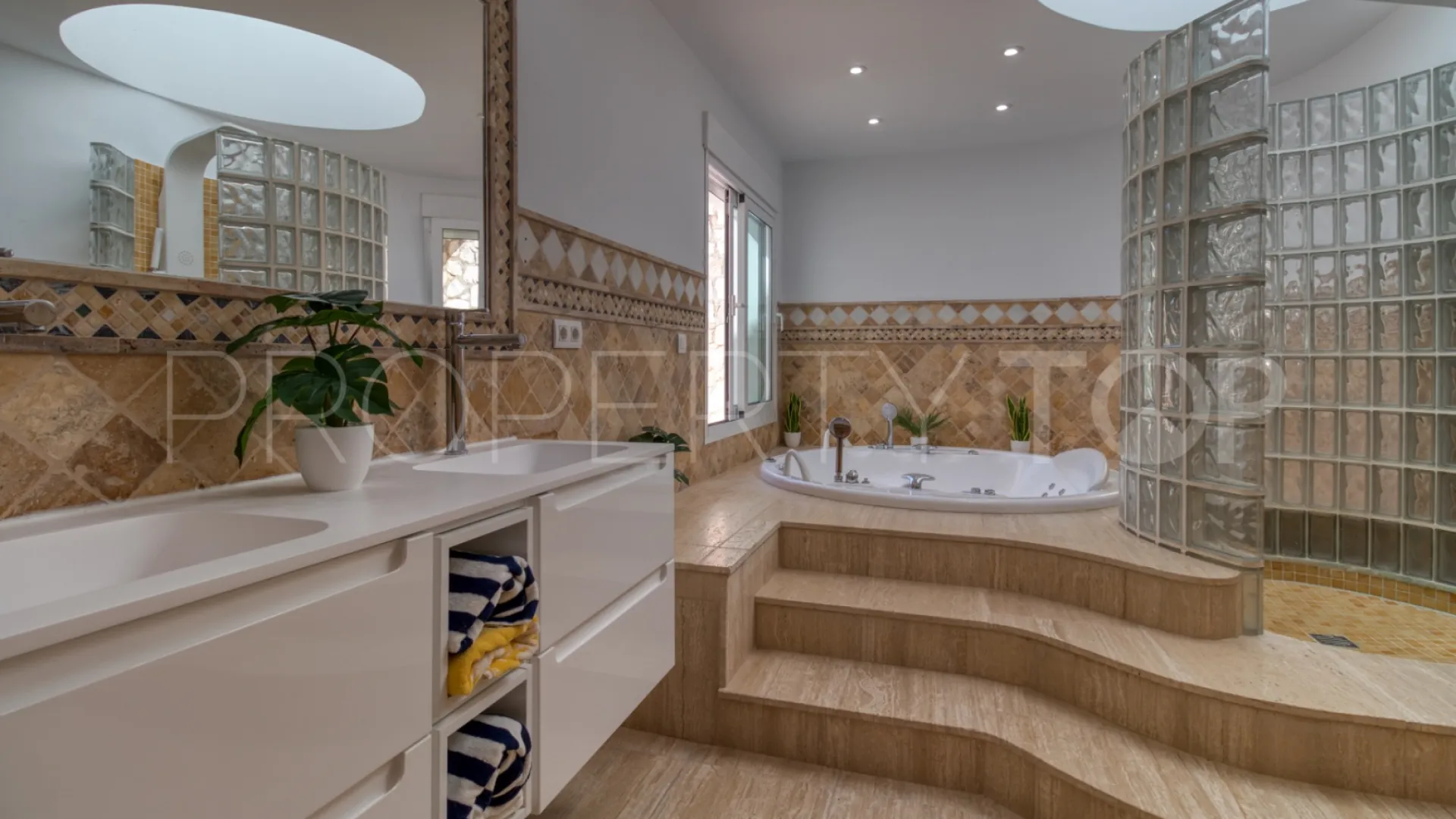 Se vende villa de 7 dormitorios en Mijas