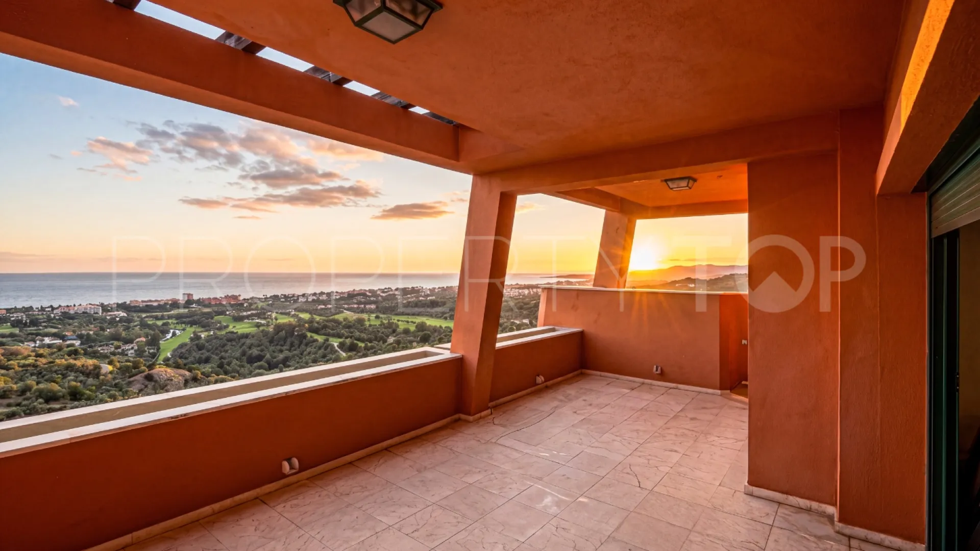 Comprar Ático en Marbella Este con 2 dormitorios