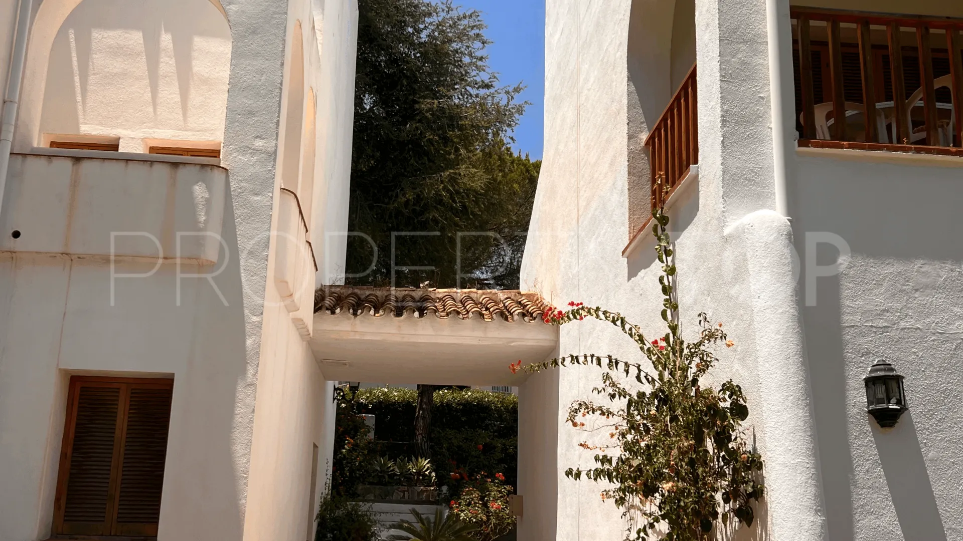 Nueva Andalucia ground floor apartment for sale
