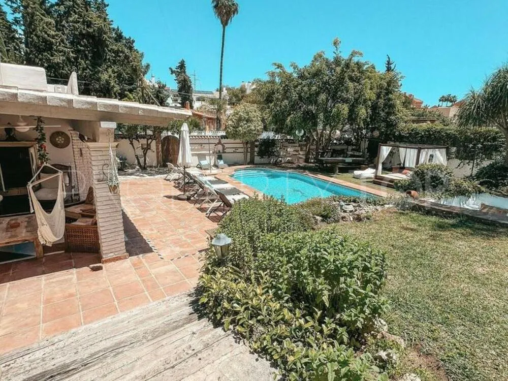 Comprar villa de 5 dormitorios en Nueva Andalucia