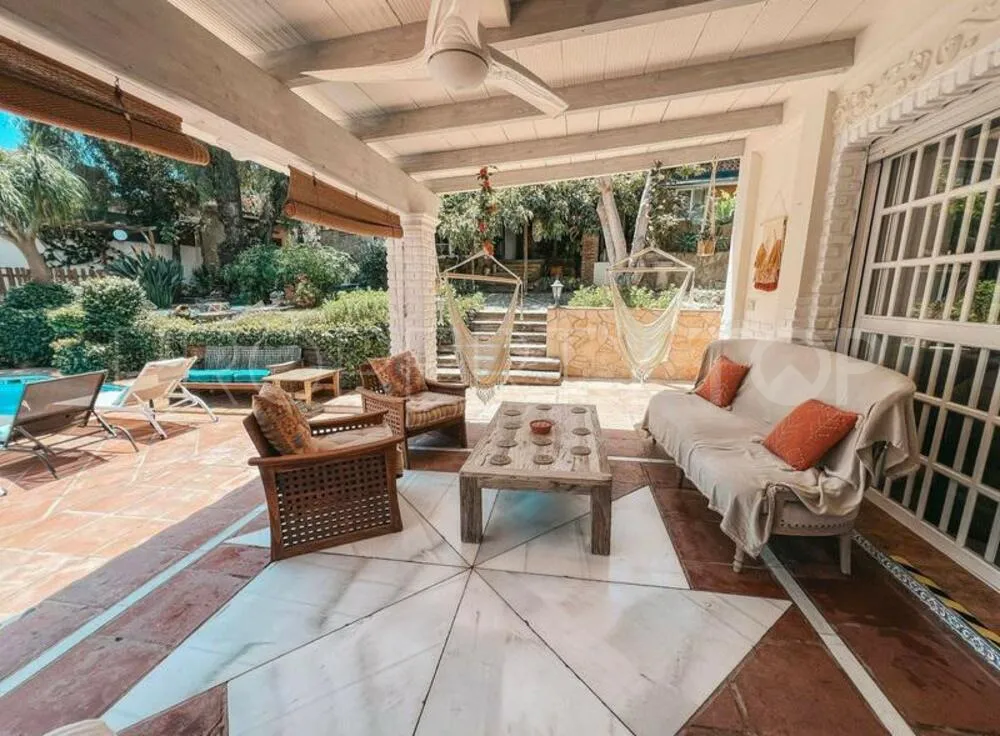 Comprar villa de 5 dormitorios en Nueva Andalucia