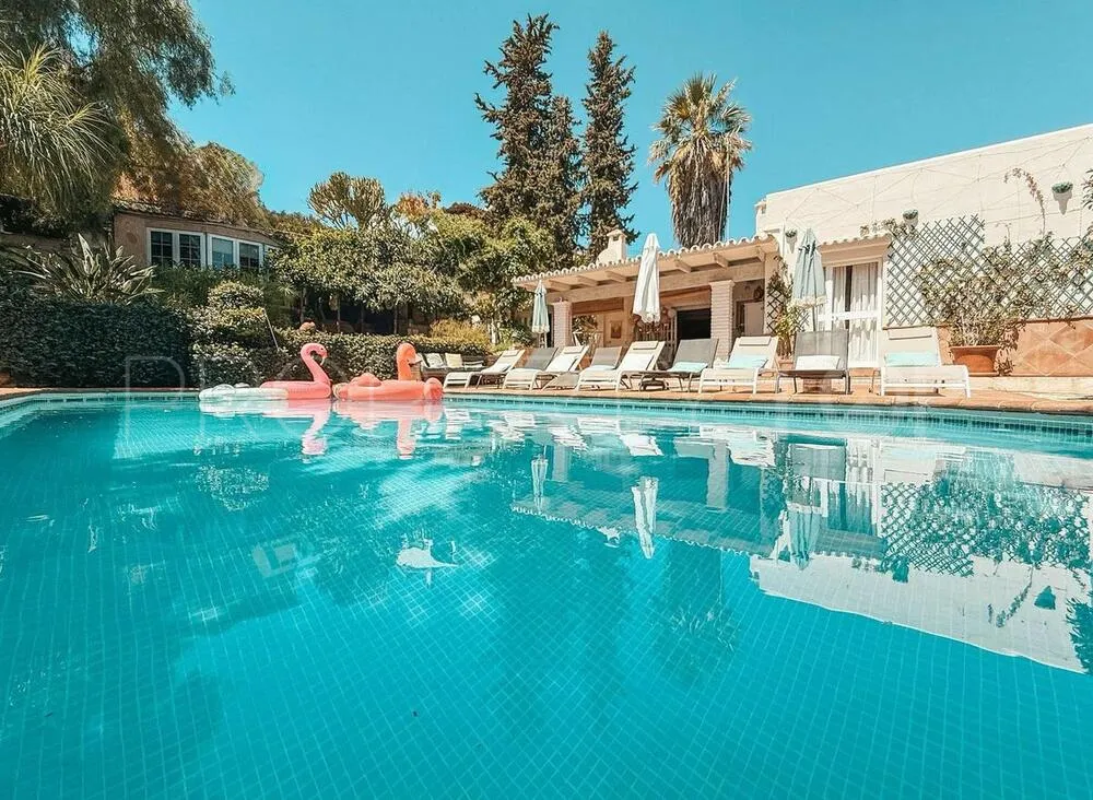 Comprar villa de 5 dormitorios en Nueva Andalucia
