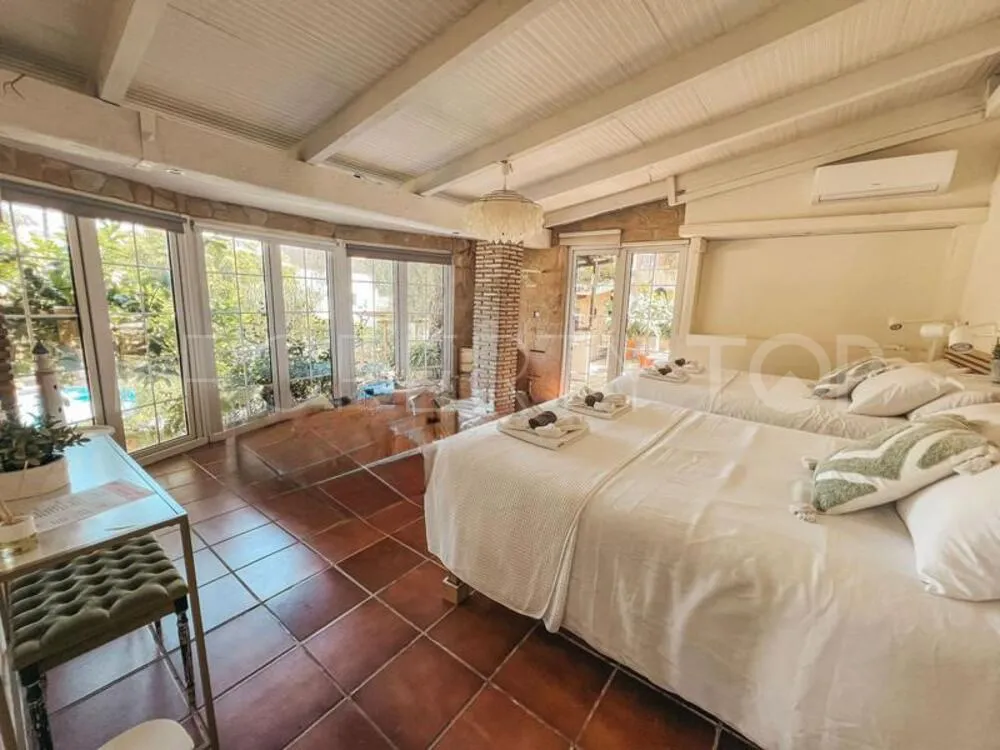 Comprar villa de 5 dormitorios en Nueva Andalucia