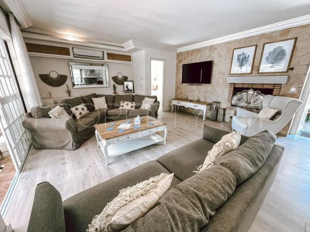 Comprar villa de 5 dormitorios en Nueva Andalucia