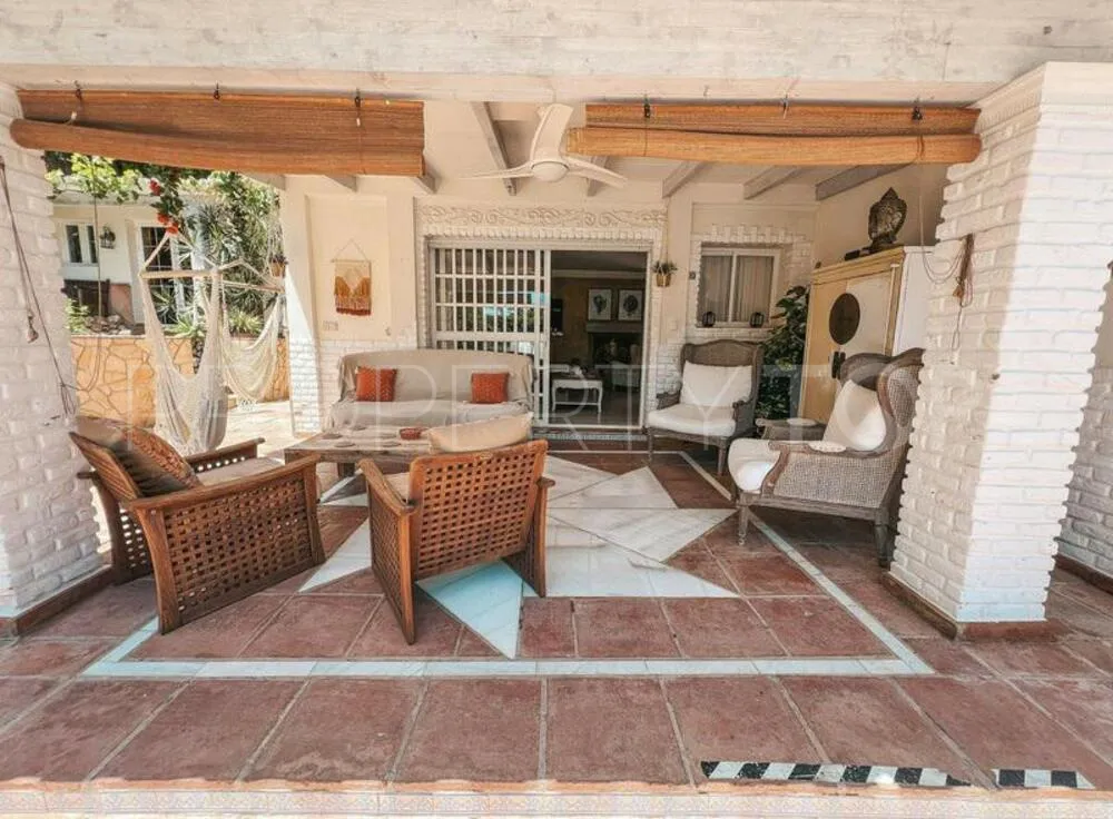 Comprar villa de 5 dormitorios en Nueva Andalucia