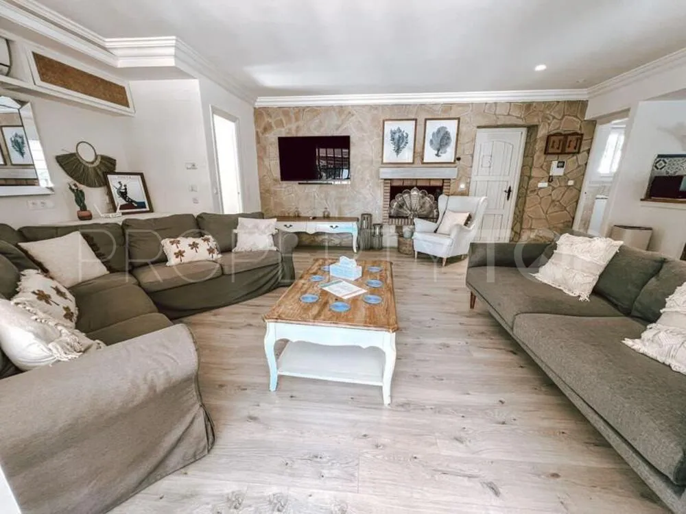 Comprar villa de 5 dormitorios en Nueva Andalucia