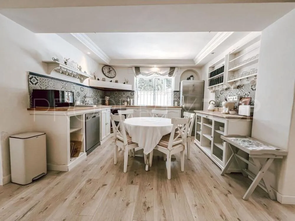 Comprar villa de 5 dormitorios en Nueva Andalucia