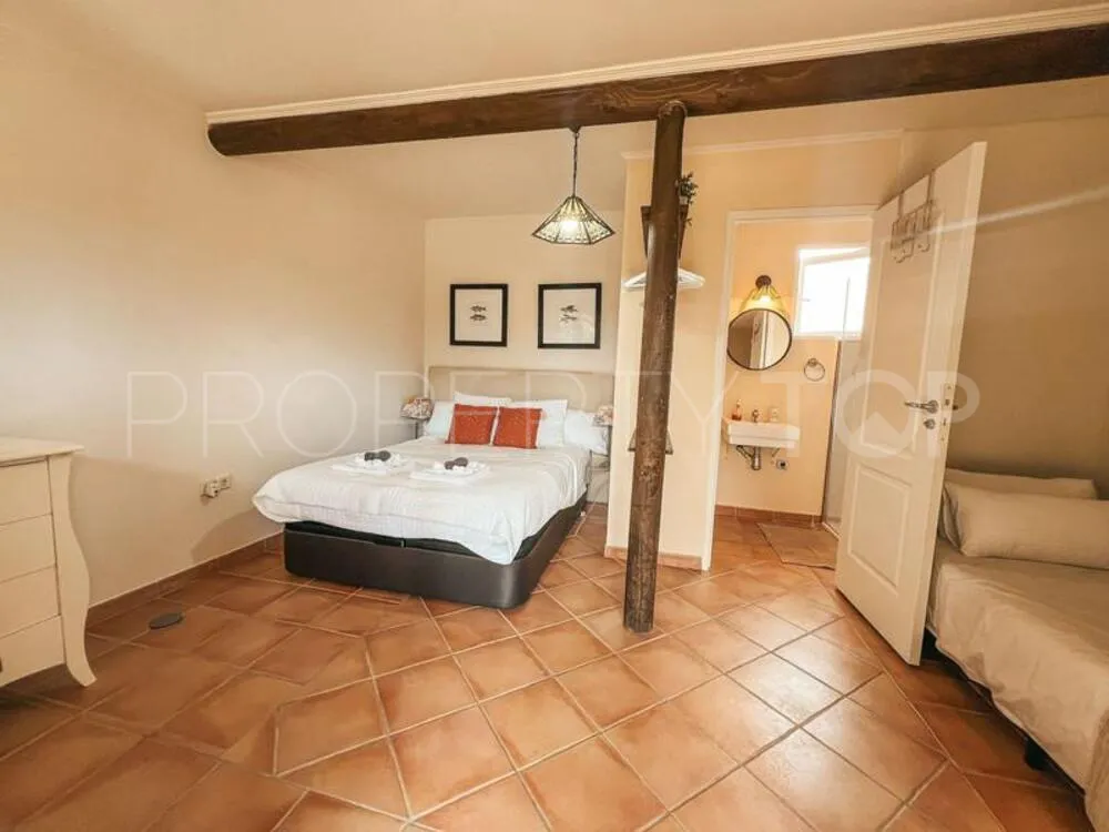 Comprar villa de 5 dormitorios en Nueva Andalucia