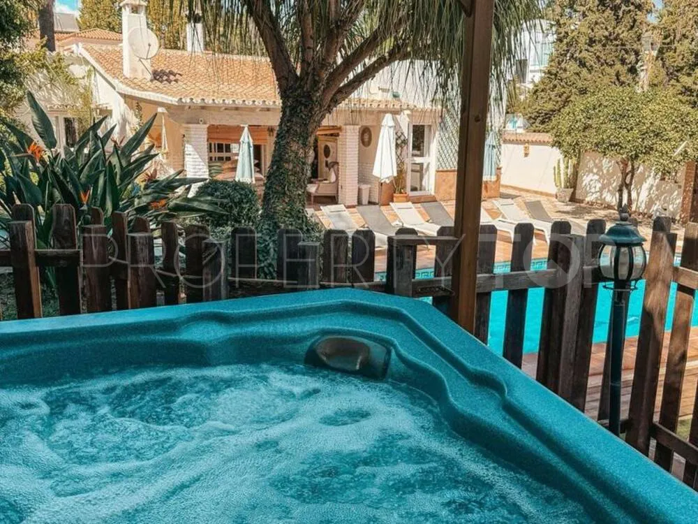 Comprar villa de 5 dormitorios en Nueva Andalucia