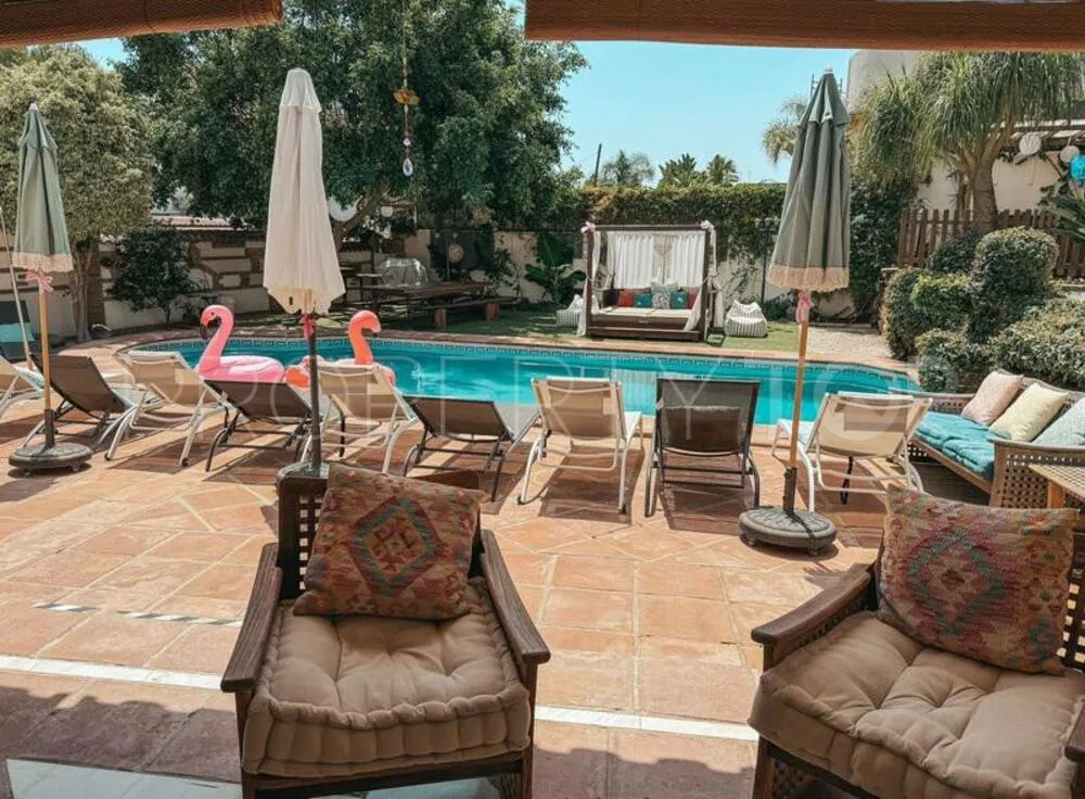 Comprar villa de 5 dormitorios en Nueva Andalucia