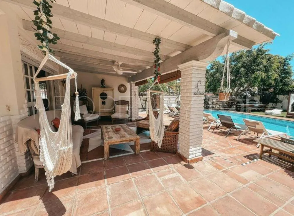 Comprar villa de 5 dormitorios en Nueva Andalucia