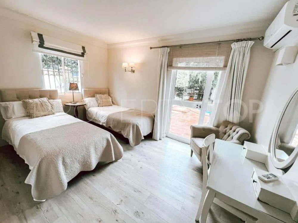 Comprar villa de 5 dormitorios en Nueva Andalucia