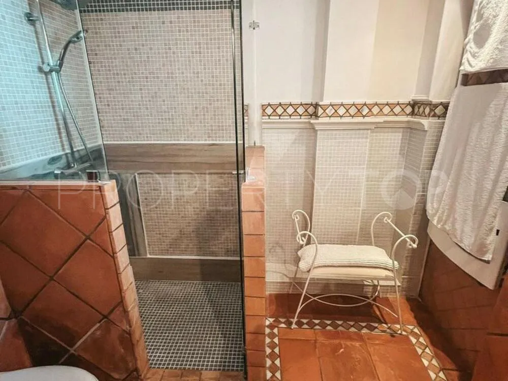 Comprar villa de 5 dormitorios en Nueva Andalucia