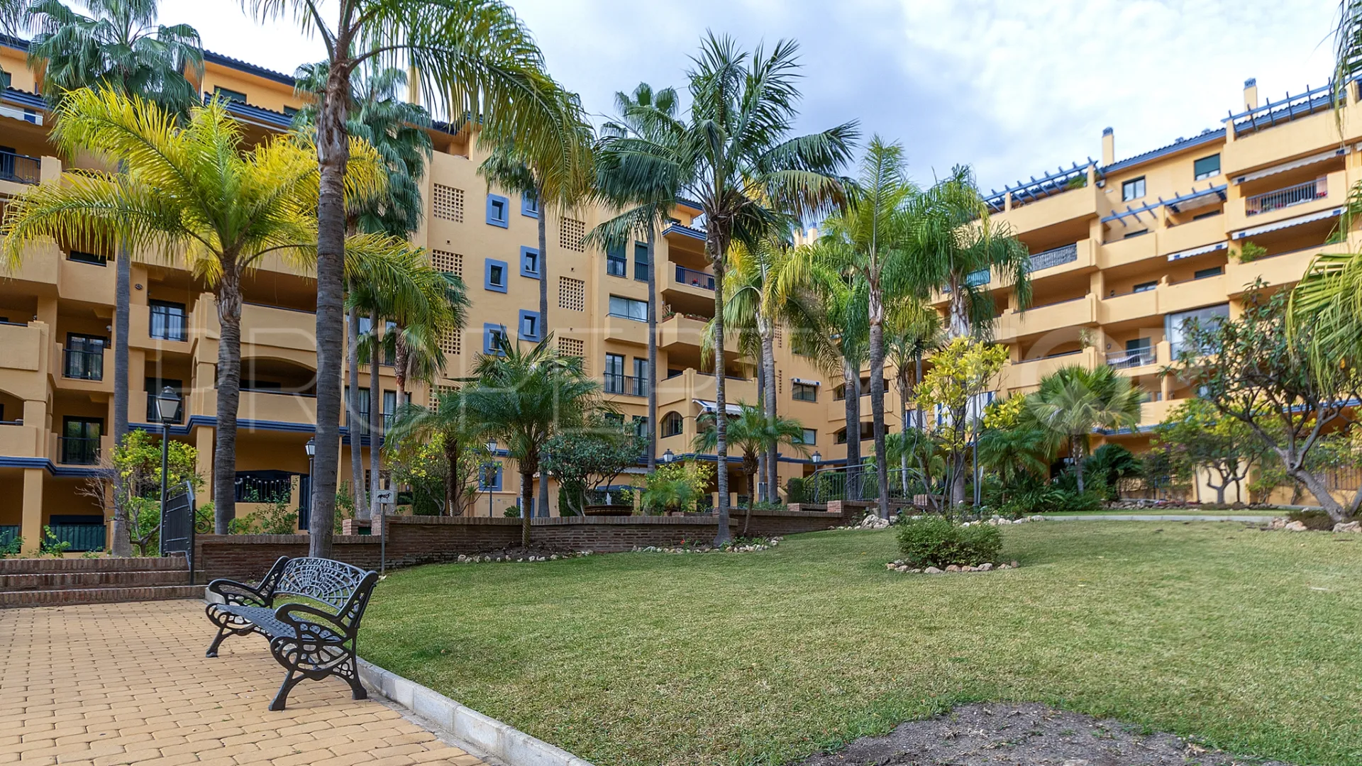 For sale Los Naranjos apartment with 3 bedrooms