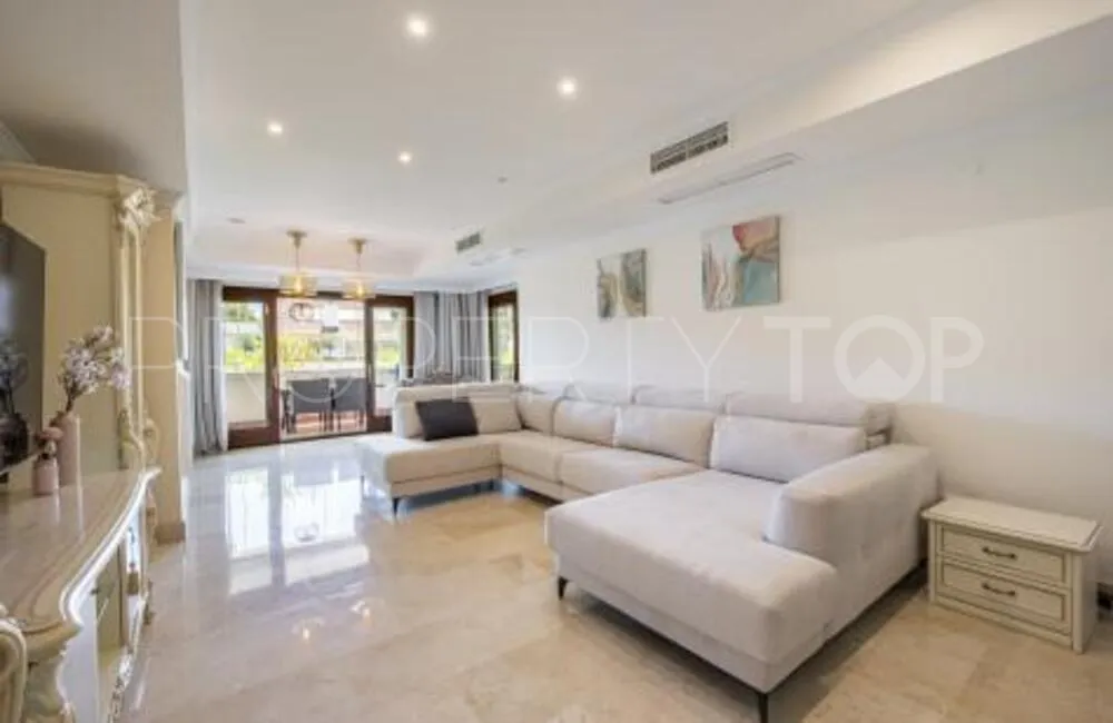 Se vende apartamento con 3 dormitorios en Lomas del Rey