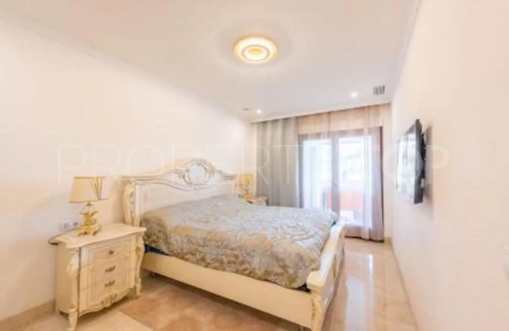 Se vende apartamento con 3 dormitorios en Lomas del Rey
