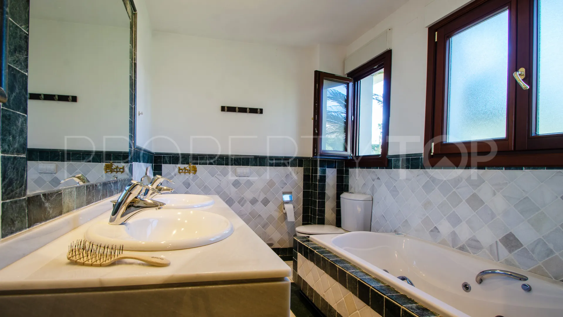 Se vende apartamento con 3 dormitorios en Lomas del Rey